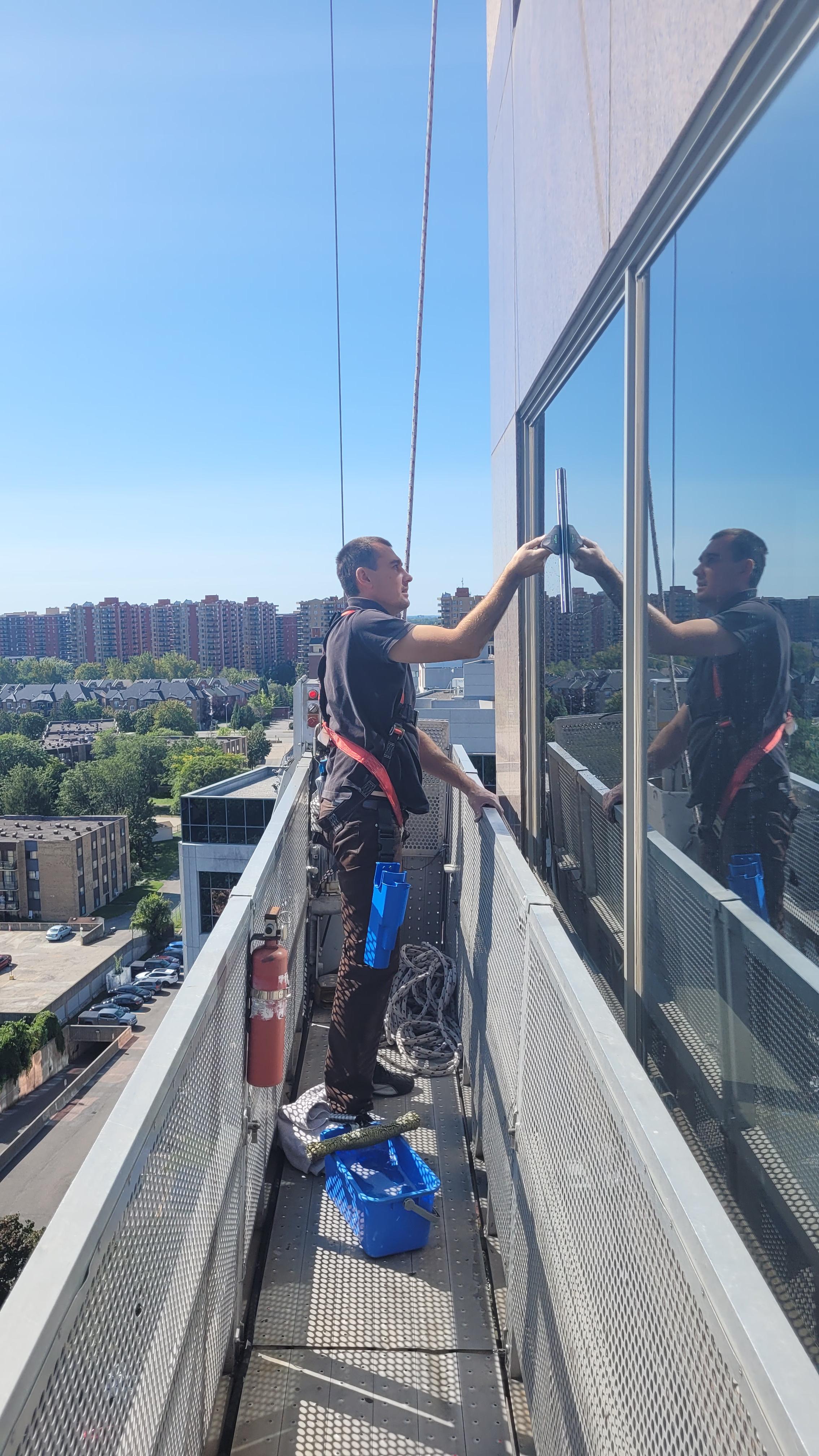 Window cleaning with lift at Tour des Canadiens